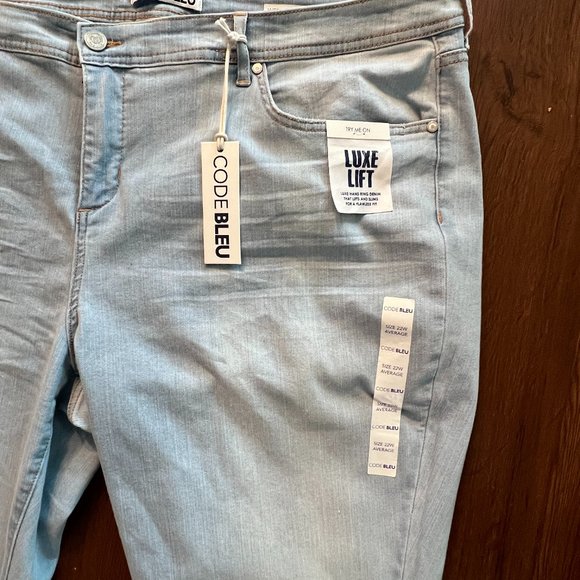 New Code Bleu Jeans Luxe Lift 22W Light Blue Tapered Leg Weekend Stretch Cropped - Picture 2 of 4